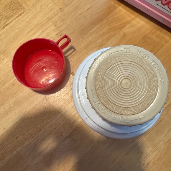 Used 1986 Looney Tunes Sylvester and Tweety Pink Plastic Lunch Box by Thermos - Picture 4 of 9